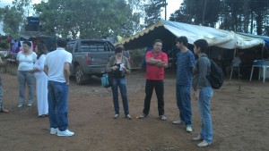 Visita da equipe Pontos de Memória ao acampamento cigano em Sobradinho II