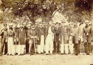Fotografia do acervo retrata o Conde d'Eu e oficiais no Paraguai (1870)