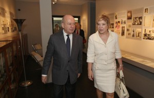 Marta Suplicy e Angelo Oswaldo visitam o museu durante cerimônia de doação