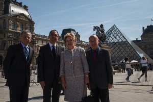 A ministra e Angelo Oswaldo (dir.) em visita ao Museu do Louvre