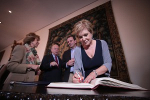 Ministra da Cultura assina Livro de Ouro do MHN