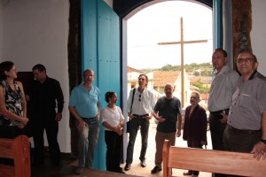 Representantes do Ibram e da prefeitura de Corumbá em visita à igreja reformada