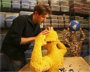 Nathan Sawaya constrói objetos a partir de peças de Lego