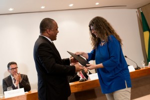 Representante da FBN recebe reconhecimento da Unesco. Ao fundo, Marcelo Araujo, presidente do Ibram 