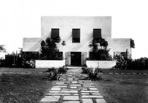 Entre 1927 e 1928, o arquiteto projetou e construiu para viver aquela que foi considerada a primeira casa moderna do Brasil, na rua Santa Cruz, também na Vila Mariana.