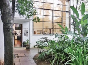Ambos imigrantes judeus, Warchavchik era concunhado do lituano Lasar Segall e projetou em 1932 a casa e ateliê de Segall (1889-1957) no bairro da Vila Mariana, em São Paulo (SP). O imóvel abriga o Museu Lasar Segall desde sua criação, em 1967.